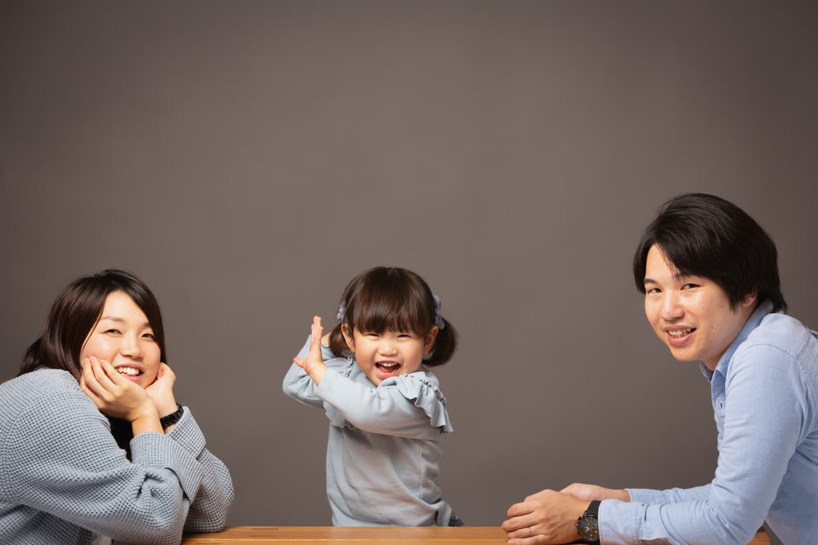 可愛いポーズで家族写真